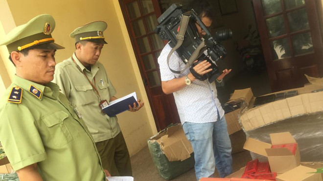 Lực lượng chức năng kiểm tra một khối lượng lớn mỹ phẩm không rõ nguồn gốc xuất xứ, không có hóa đơn chứng từ trên thị trường Đà Nẵng. 