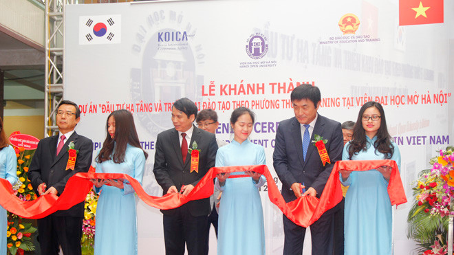 Cắt băng khánh thành dự án “Đầu tư hạ tầng và triển khai đào tạo theo phương thức E-learning tại Viện ĐH Mở Hà Nội” 