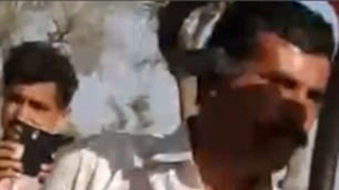 Con rắn cắn vào má phải người đàn ông nhưng nạn nhân không nhận ra.