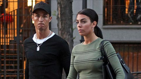 Ronaldo bị người tình xinh đẹp 'ám quẻ'