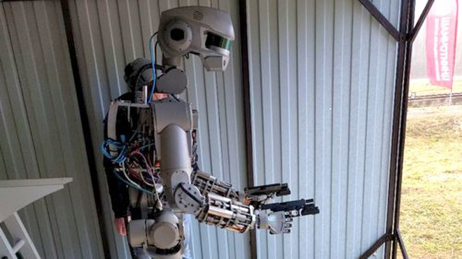 Fedor thử nghiệm bắn súng hai tay. Ảnh: Twitter.