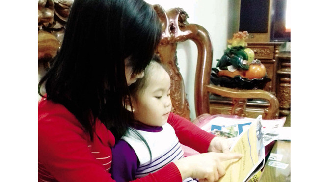 Bé Phương bỗng dưng biết đọc khiến nhiều người kinh ngạc. Ảnh: T.G