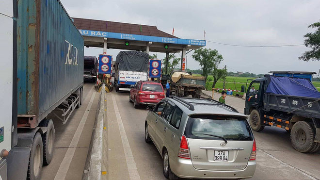 Sau cầu Bến Thuỷ, tình trạng tập trung đông người phản đối trạm thu phí tiếp tục xảy ra tại trạm Cầu Rác (Hà Tĩnh). Ảnh: Minh Thuỳ 