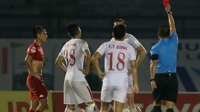 Chiếc thẻ đỏ trong trận gặp B.Bình Dương cũng là dấu chấm hết cho tiền đạo Dyachenko ở CLB TPHCM (ảnh: Anh Hải)