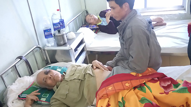 Ông Đằng bị đánh bầm tím mắt trái khi vào can nam giáo viên đánh vợ mình. Ảnh: MT