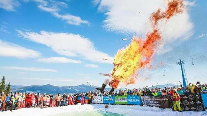 Redkov thực hiện cú nhảy thành công và giành giải nhất nhưng bị bỏng nặng. Ảnh: The Siberian Times