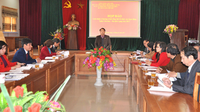 Ông Hà (đứng) được biết đến như một người hiền lành, giản dị nên khi biết thông tin bị mất tiền, nhiều người cảm thông, ngỡ ngàng *ảnh: DC