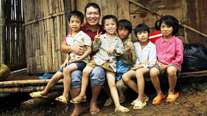 Đạo diễn Lương Đình Dũng và các diễn viên nhí trong phim