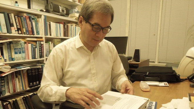 Giáo sư Ngô Như Bình trong văn phòng làm việc. Ảnh: NVCC.