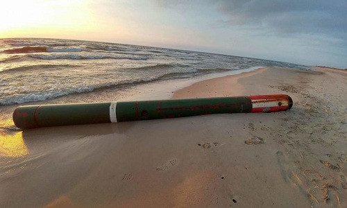 Quả ngư lôi dài 4 m do Nga sản xuất nằm trên bờ biển Litva. Ảnh: Defence-blog.