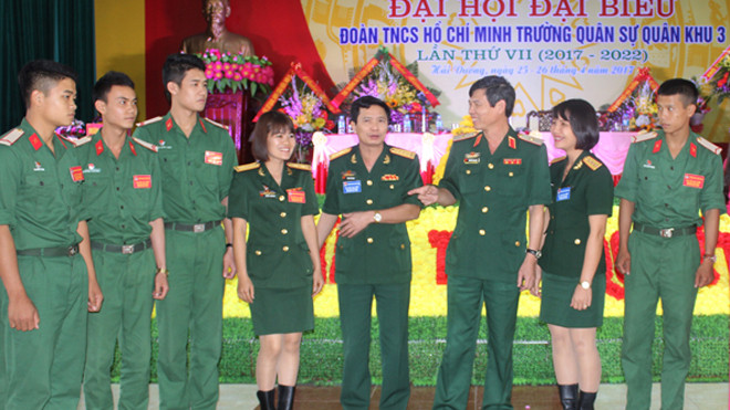 Lãnh đạo Quân khu 3 trò chuyện với các đại biểu về dự đại hội, ngày 26/4