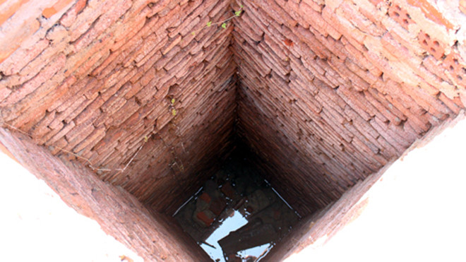 Giếng có hình vuông, được xếp đá từ dưới lên. Ảnh: Đắc Thành.