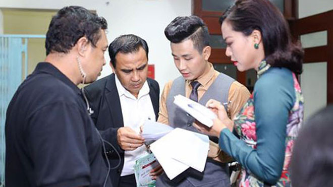 MC Quyền Linh và Nguyên Khang, Hồng Ánh thảo luận về kịch bản chương trình Cánh Diều Vàng 2017.