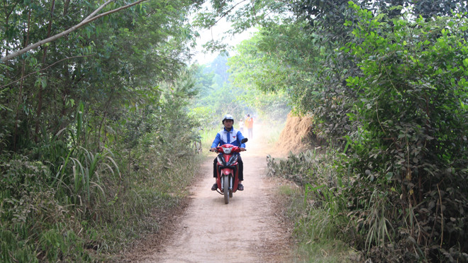 Con đường tạm bụi bay mịt mù. (Ảnh: Nhật Huy)