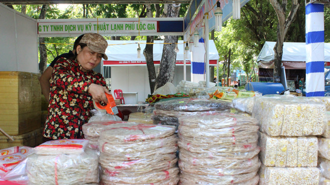Nông dân tất bật giới thiệu bánh tráng tại triển lãm