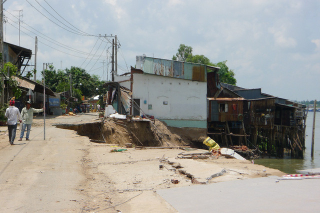 Hãi hùng khoảnh khắc 14 căn nhà bị kéo tụt xuống sông