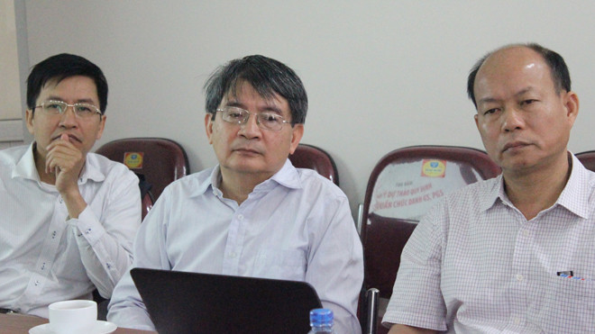 Các nhà khoa học bày tỏ sự thất vọng với phiên bản sau khi tiếp thu ý kiến của bản dự thảo tiêu chuẩn GS/PGS tại cuộc tọa dàm do tạp chí Tia Sáng tổ chức sáng 5/4/2017. Trong ảnh: Ba giáo sư của ngành toán (từ trái qua): GS Phùng Hồ Hải, GS. Ngô Việt Trun