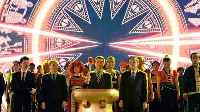 Thiếu tướng Nguyễn Mạnh Hùng, Tổng giám đốc Viettel, gióng trống khai trương mạng 4G Viettel