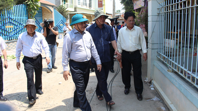 Thứ trưởng thị sát hiện trường vụ sạt lở tại ấp Mỹ Hội, xã Mỹ Hội Đông, huyện Chợ Mới, tỉnh An Giang (Ảnh: Nhật Huy)