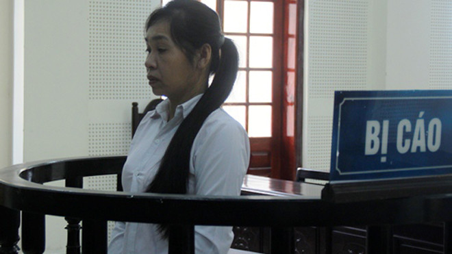 Bị cáo Quang Thị Loan trước vành móng ngựa.