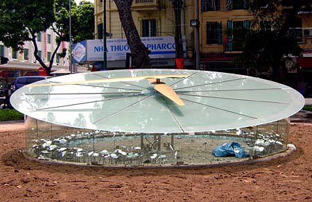 Chiếc đồng hồ khổng lồ bên Hồ Gươm thời điểm mới được lắp đặt, tháng 9/2010. (Ảnh: Tiến Nguyên)