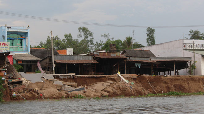 Hố tử thần cuốn 14 căn nhà và 2 nền nhà xuống lòng sông