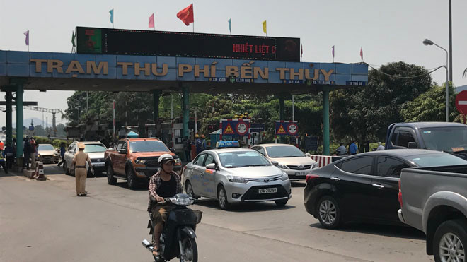 Ách tắc giao thông trên cầu Bến Thủy ngày 9/4.