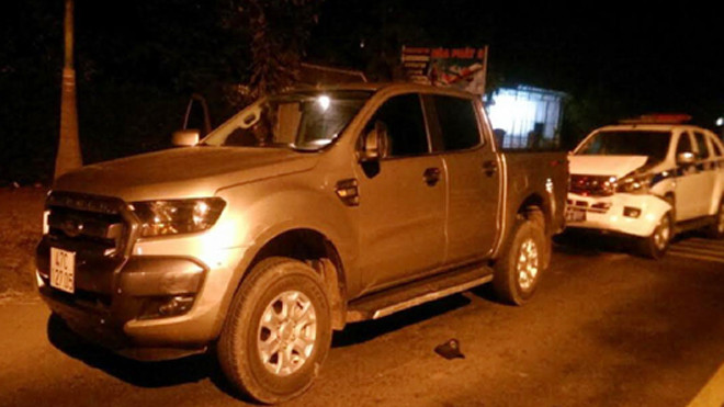 Ôtô bán tải đã đâm nát đuôi ôtô của CSGT. Ảnh: CSGT cung cấp.