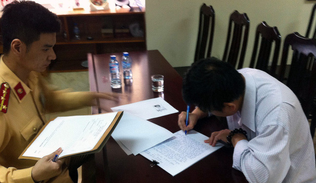 Tin nóng 24h: Xử phạt xe biển xanh đi ngược chiều trên cầu Nhật Tân