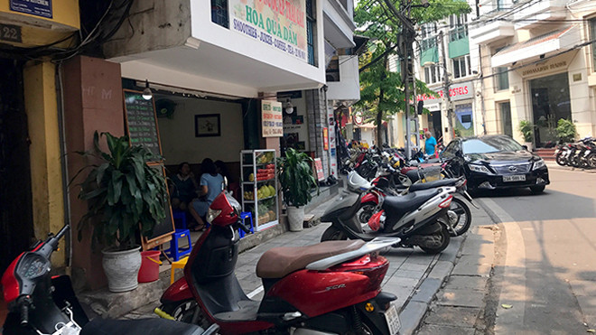 Phố Mã Mây cảnh buôn bán đã khác trước, các cửa hàng ăn uống đã thu dọn vào bên trong