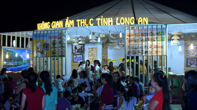 Không gian ẩm thực thu hút đông đảo người dân địa phương và du khách thập phương tới tham quan, trải nghiệm