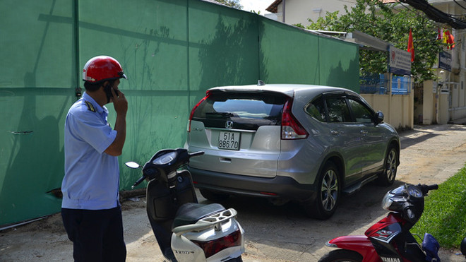 Đi họp, ông Đoàn Ngọc Hải cũng bắt phạt ô tô đậu chiếm vỉa hè