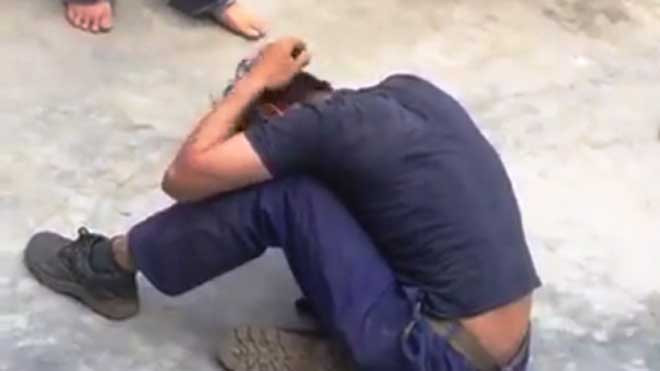 Sàm sỡ nữ sinh cấp 3 cùng xã, nam công nhân bị người dân tức giận bao vây. Ảnh cắt từ video.