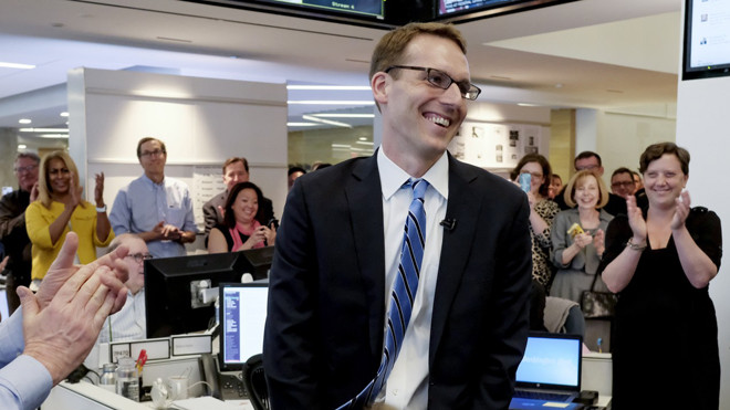 Nhà báo David Fahrenthold, tờ The Washington Post và các đồng nghiệp chúc mừng anh đoạt giải Tin tức quốc gia.