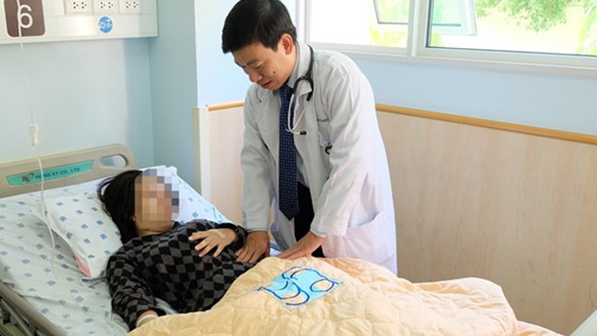 Bác sĩ Hậu khám cho bệnh nhân bị xoắn buồng trứng. Ảnh: N.P.