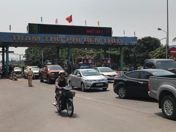 Cầu Bến Thủy ách tắc ngày 9/4