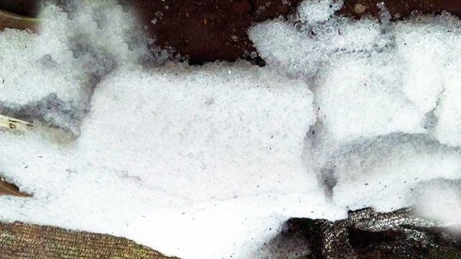 Mưa đá đóng thành tảng lớn