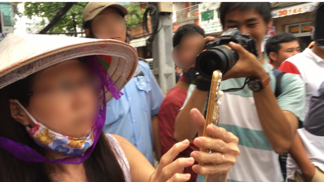 Kẻ vô tình quay lại cảnh của người vô tâm. Ảnh minh hoạ