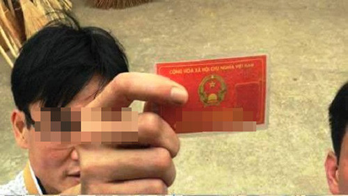 Cán bộ Công an huyện Ba Vì rút thẻ đỏ giơ về phía tài xế. Ảnh: Cắt từ video.