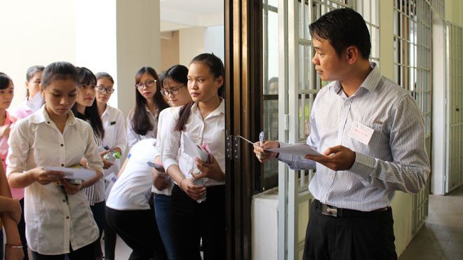 Học sinh Đà Nẵng trước giờ bước vào phòng thi kỳ thi THPT quốc gia năm 2016. Ảnh: Thanh Trần. 