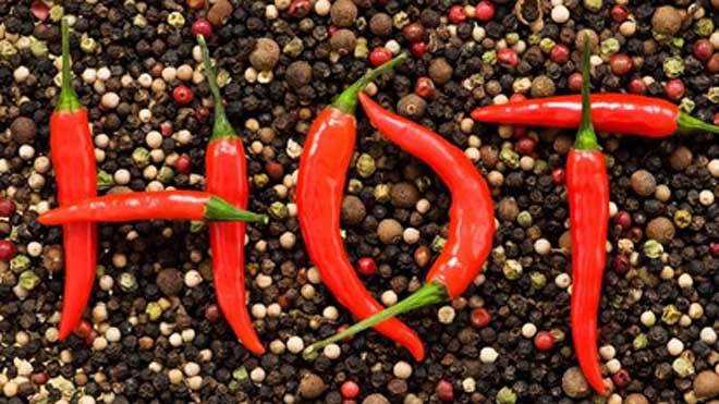 Ăn các loại gia vị cay nóng trong bữa sáng dễ làm kích ứng thành dạ dày, sôi bụng, có thể gây khó tiêu. (Ảnh minh họa)