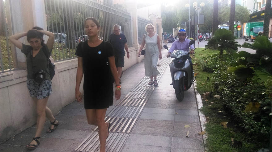 Xe máy chạy vi vu trên vỉa hè ở đường Nam Kỳ Khởi Nghĩa.