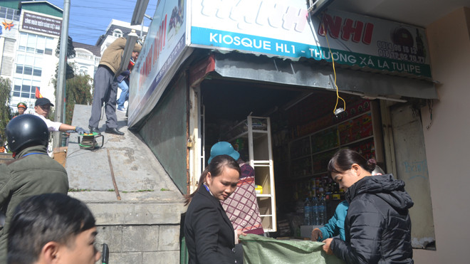 Cưỡng chế tháo dỡ ki ốt dựng trái phép trước Thương xá Latulipe