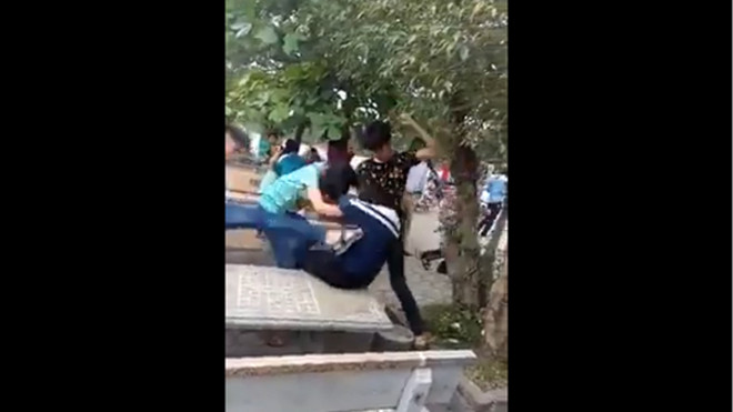 Hình ảnh 2 nam thanh niên đánh hội đồng bạn nữ trong video gây phẫn nộ