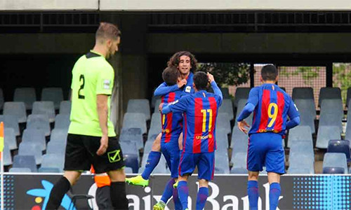 Theo Sadd, bốn đồng đội của anh ở Eldense (áo xanh) đã làm độ, trong trận thua Barca B. Ảnh: DS.