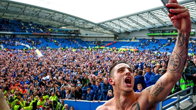 Tiền vệ Anthony Knockaert chụp ảnh với CĐV.