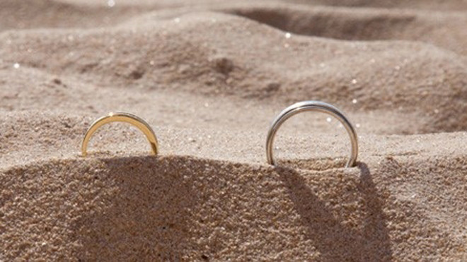 Bị uốn ván vì... cố tháo nhẫn cưới quá chật