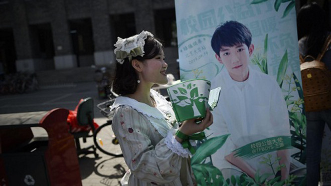 Các bà mẹ "fan cuồng" đối xử với thần tượng tuổi teen như những đứa con. Ảnh: AFP