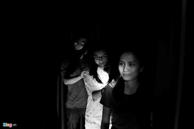 Khách đặt tay lên vai người khiếm thị để được hướng dẫn vào bàn ăn