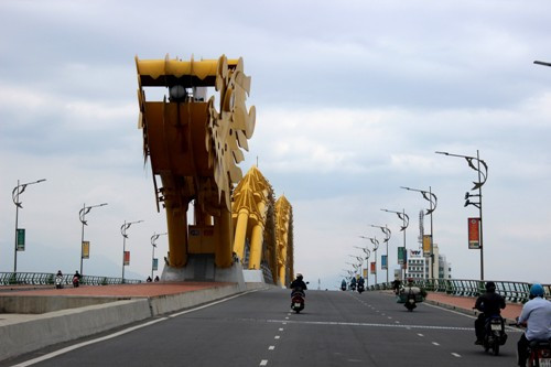 Đà Nẵng vốn có tiếng nề nếp đang bị một số HDV "chui" giới thiệu sai lệch về thành phố này.